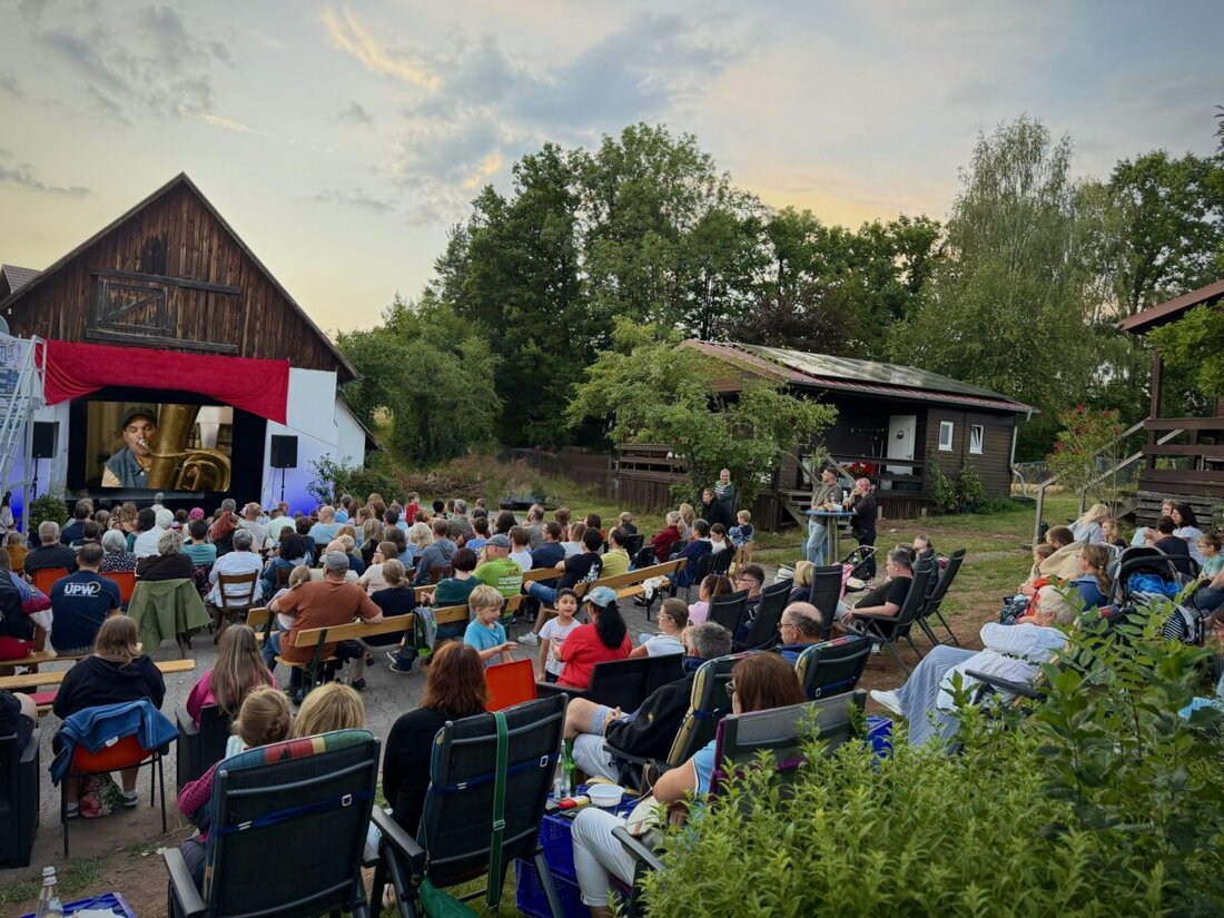 Etzenricht. Pumuckl begeisterte beim Open Air Kino der UPW Etzenricht Jung und Alt am Beutnerhof – alle Plätze waren belegt. Popcorn war rasch weg, zweimal lieferte EDEKA Götz nach.