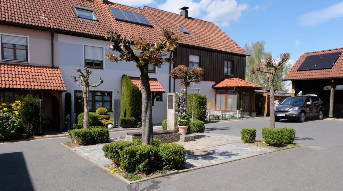 Floß. Seit 1966 prägt das Wohnbaugebiet Puppberg der Baugenossenschaft „Eigenheim“ den Ort. Heute zählen 28 Eigentumswohnungen, sieben Kaufeigenheime und zehn Mietwohnungen; über 130 Einheiten sind vermietet.