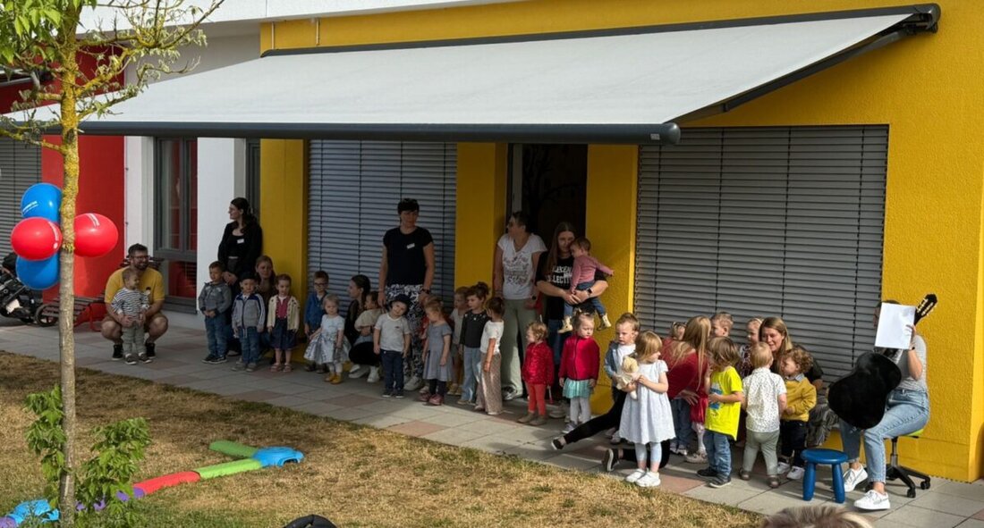 Amberg. Die Johanniter-Kinderkrippe „Pusteblume“ feierte vergangene Woche ihr zehnjähriges Bestehen mit einem Fest, das Musik und Hüpfburgen bot. Etwa 200 Kinder wurden seit 2015 betreut, und 2021 kam ein Anbau „Märchenland“ hinzu.