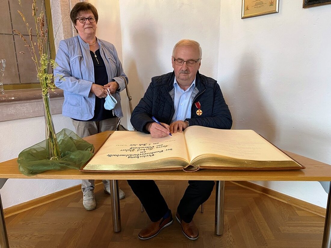 Neustadt/WN. Er ist seit Jahrzehnten das Gesicht des Roten Kreuzes im Landkreis. Nachfolger in verschiedenen Ämtern betrachten ihn als großes Vorbild: Herbert Putzer, jetzt ausgezeichnet mit der Verdienstmedaille des Verdienstordens [&hellip;]