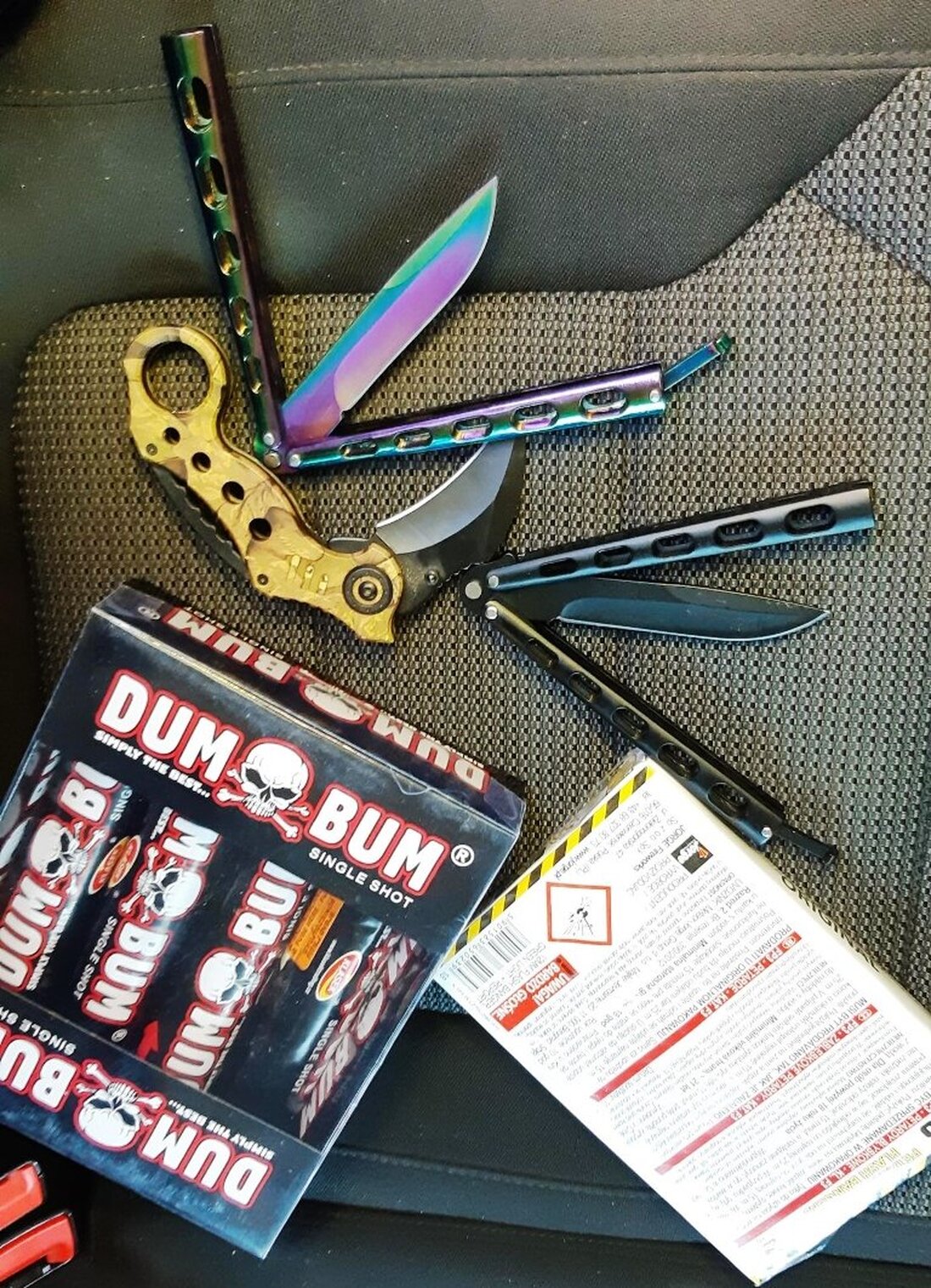 Bärnau/Waldsassen. Fahnder der Bärnauer Bundespolizei haben bei einem Reisenden aus Baden-Württemberg mehrere Messer und zwei Packungen Pyrotechnik beschlagnahmt. Die Beamten kontrollierten den 57-jährigen bei Waldsassen, nachdem dieser gerade von einem [&hellip;]