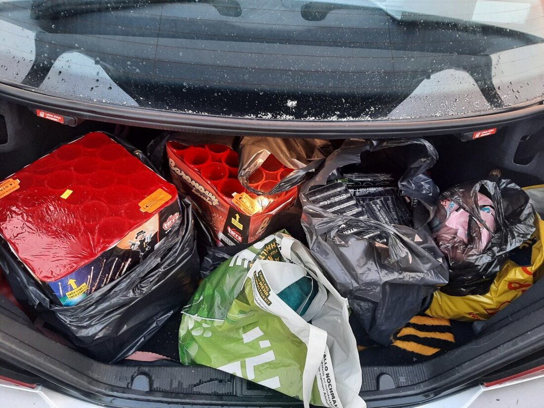 Waldsassen. Der Sylvester-Einkauf endete für eine Niederländerin am Donnerstag bei einer Streife der Bundespolizei Bärnau. Die Beamten nahmen ihr 15 Kilogramm verbotene Pyrotechnik ab und stellten Strafanzeige wegen eines Verstoßes gegen das Sprengstoffgesetz.