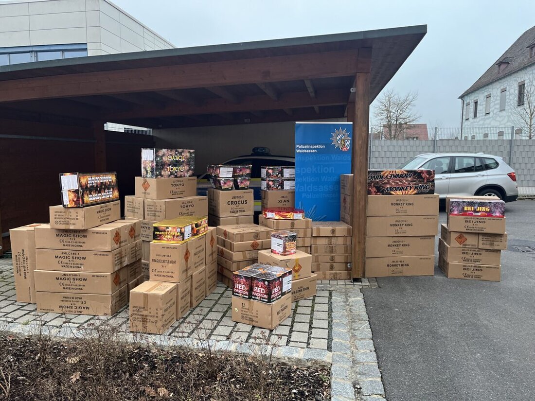 Waldsassen. Grenzpolizisten sicherten 1,5 Tonnen illegaler Feuerwerkskörper, die zwei Männer aus Coburg einführen wollten, und leiteten ein Strafverfahren ein. Die Einfuhr verstößt gegen das Sprengstoffgesetz und kann schwerwiegende Folgen haben.