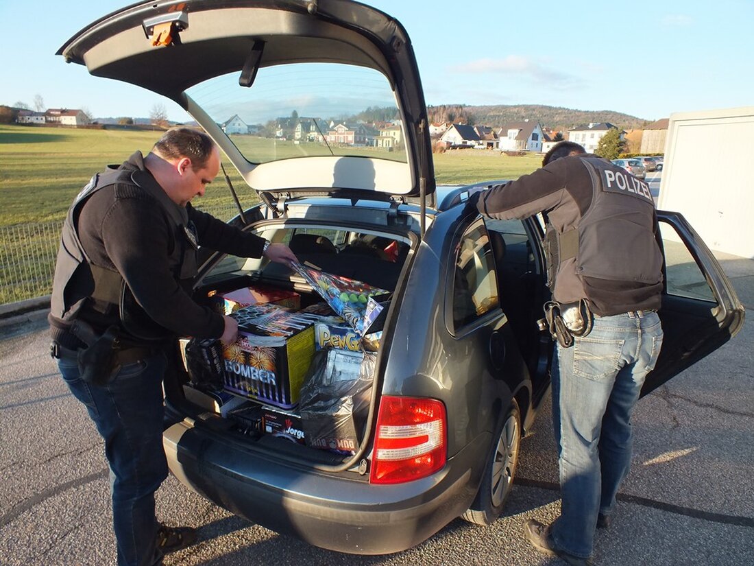 Waidhaus. Die Polizei hat in den vergangenen Tagen mehrere Kilogramm verbotener Pyrotechnik beschlagnahmt. Ein Niederländer ist bisher der Rekordhalter beim Einschmuggeln von unerlaubtem Feuerwerk. Er hatte sein Auto bis oben [&hellip;]