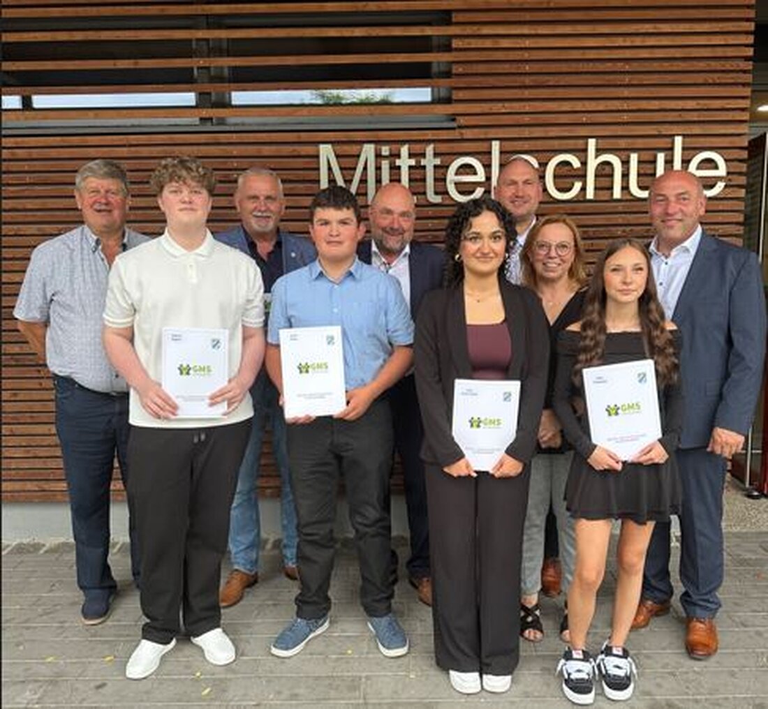 Weiherhammer. Am 25. Juli feierte die 9. Klasse der Grund- und Mittelschule ihren Abschluss mit einer Andacht und Reden. Schüler, Lehrer und Eltern blickten gemeinsam auf die Schulzeit zurück und feierten die Zukunftspläne der Absolventen.