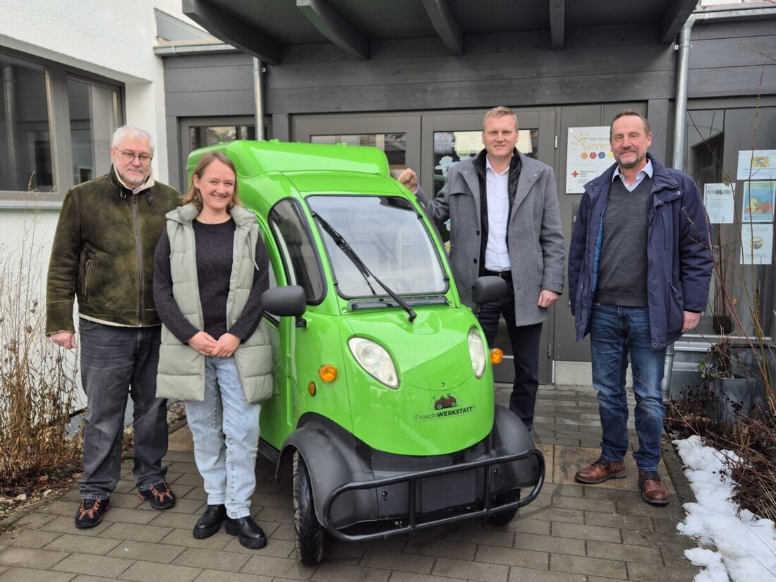 Rappenbügl. Ein quietschgrüner E-Frosch unterstützt das BRK Montessori Sonnenhaus: Das kleine Elektroauto liefert frische Speisen, Wasser und Material zum Waldkindergarten und stärkt die Verbindung zwischen Haus und Holzfüchsen.