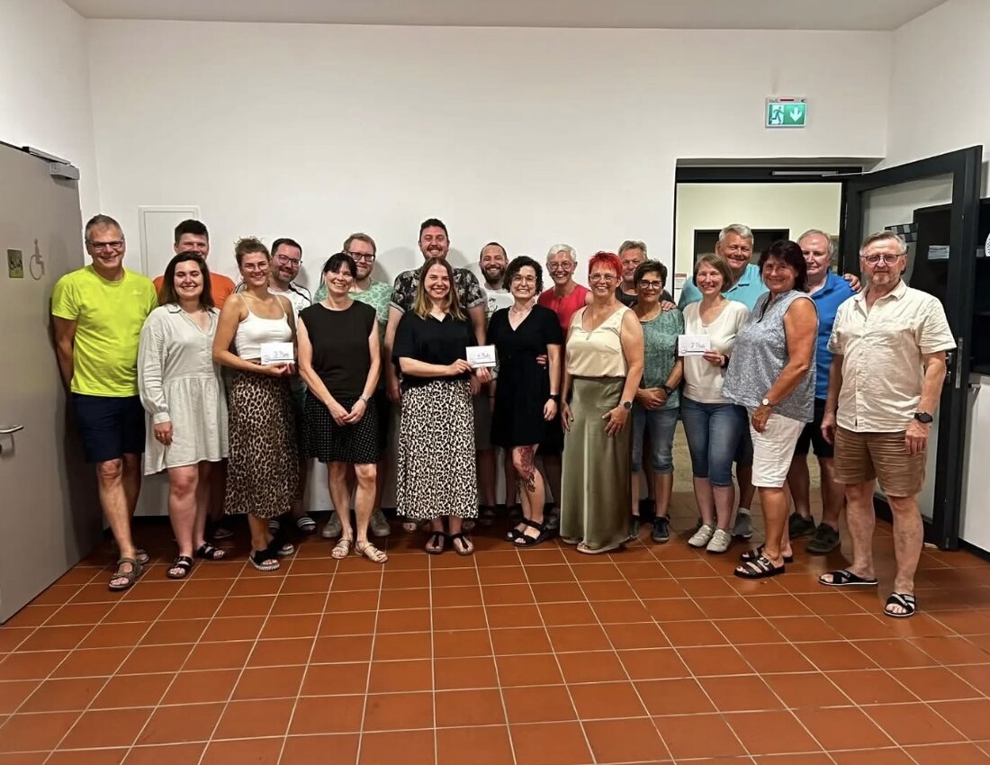 Pressath. Bei rund 36 Grad begeisterte die AWO Pressath mit ihrem beliebten Quizabend und sorgte für heiße Köpfe und großartige Stimmung. Mehr als 60 Gäste traten in elf Teams an und feierten am Ende die Sieger.