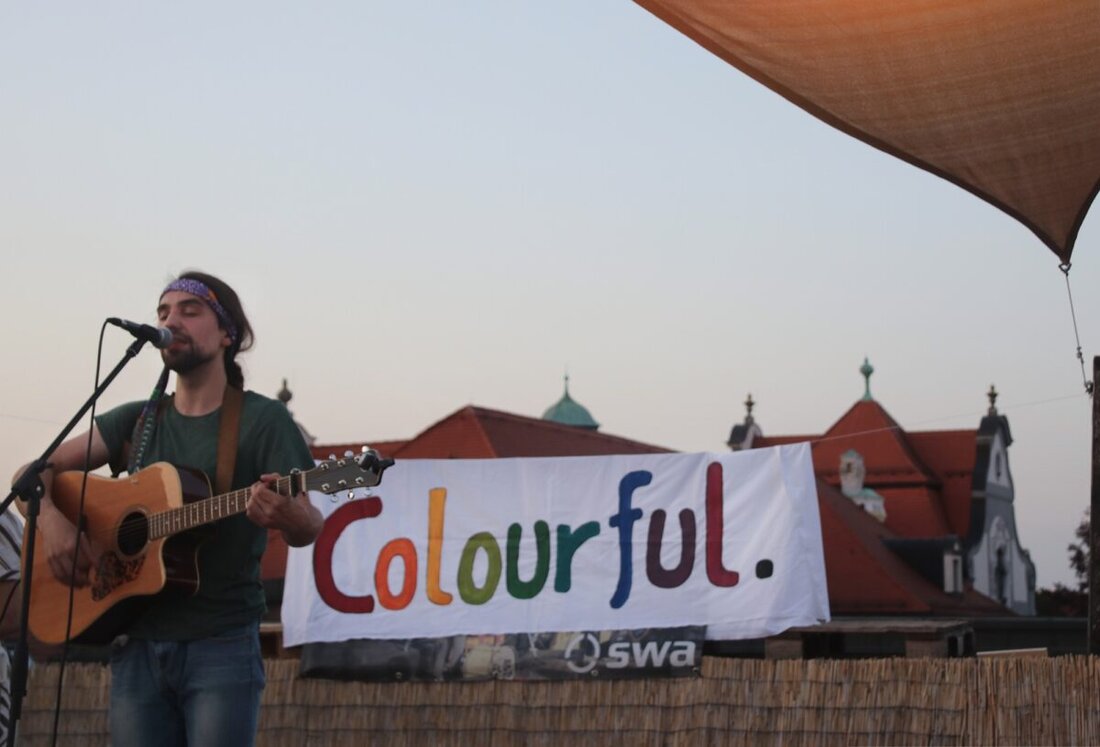 Grafenwöhr. Die Stadt lädt am 22. November um 20 Uhr zu einem Quiz-Abend mit Live-Musik von Samuel Dupke im Jugendheim ein, bei dem Teams bis zu sechs Personen mitmachen können. Der Eintritt ist frei, für Unterhaltung zwischen den Quizrunden sorgt Samuel Dupke mit seiner Akustikgitarre.