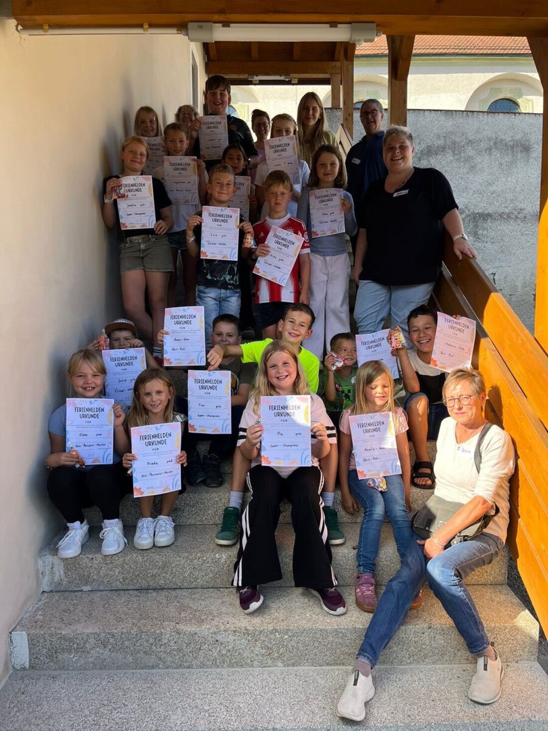 Plößberg. Im Kooperatorenhaus in Beidl luden die Freien Wähler zum Ferienprogramm mit Quiz-Parcours, bei dem Kinder an Stationen Geschick, Tempo und Wissen zeigten. Am Ende gab es Urkunden und Dank an Helfer.