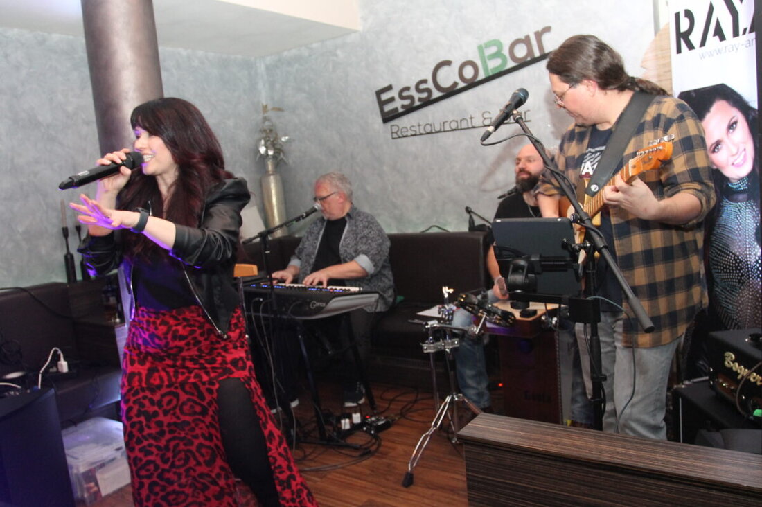 Waidhaus. RAY.AN begeistert mit ihrer Band durch Rockmusik und einem Hauch Country-Flair in der EssCoBar. Ihr Album „Hey You“ zeigt Qualität und ist 2024 erschienen.