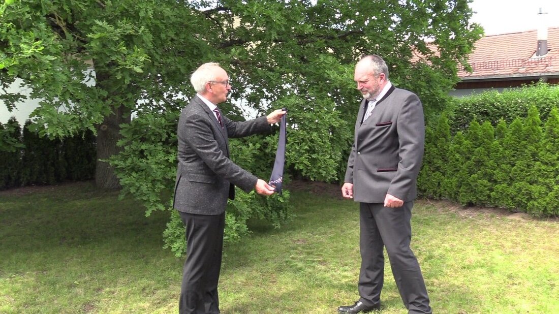 Weiden. Präsident Reinhold Bayer übergab die Amtsgeschäfte an Reinhold Gietl Turnusgemäß wechselt die Führung in der Rotary-Organisation zum Halbjahr, so auch in Weiden. Den besonderen Umständen geschuldet, waren die Freunde [&hellip;]