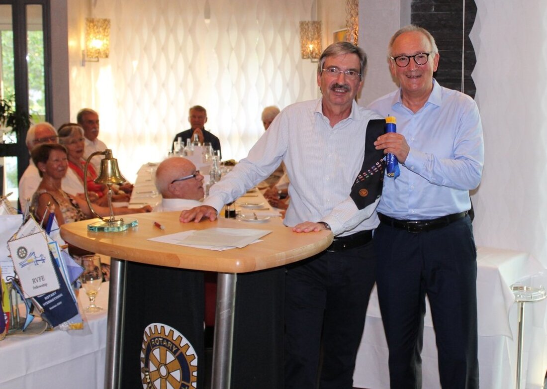 Weiden. Während bei hochsommerlichen Rekordtemperaturen viele das erfrischende Nass oder den kühlenden Schatten suchten, trafen sich die Freunde des Rotary Clubs Weiden zum traditionellen Wechsel der Präsidentschaft. Amtsinhaber Wolfgang Jess [&hellip;]