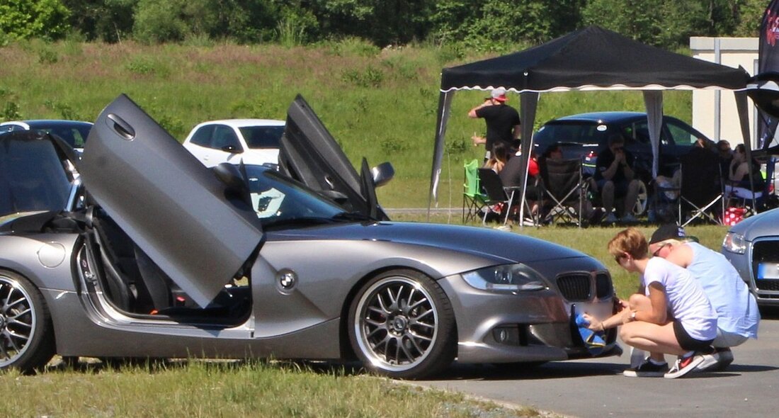 Weiden. Aufgemotzte Karren wohin das Auge reicht: Wo sich sonst die Besucher zum Frühlingsfest treffen, versammelten sich zum Racing Day Autofanatiker, um ihre Prachtstücke auszustellen. Rund 300 Autos präsentierten sich auf dem Volksfestplatz [&hellip;]