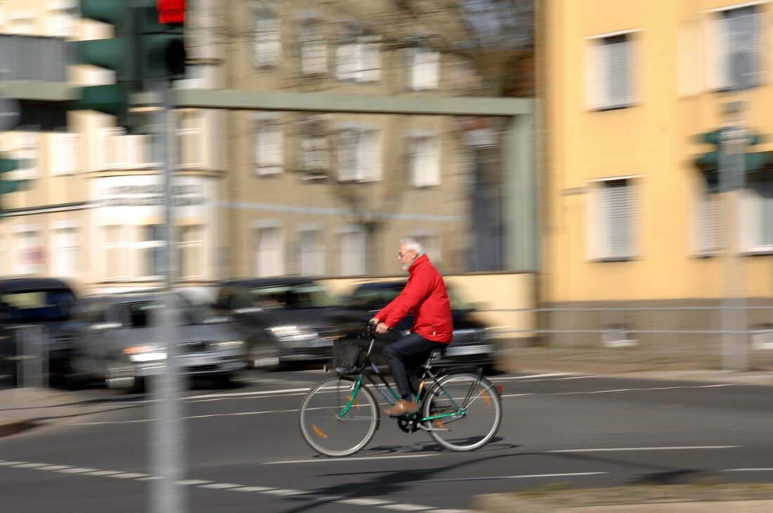 Tannenlohe. Ein Autofahrer streifte einen Radfahrer und fuhr einfach weiter. Er hatte offenbar nichts vom Unfall mitbekommen. Am Samstag, gegen 10.35 Uhr, kam es auf der B 299, auf Höhe [&hellip;]