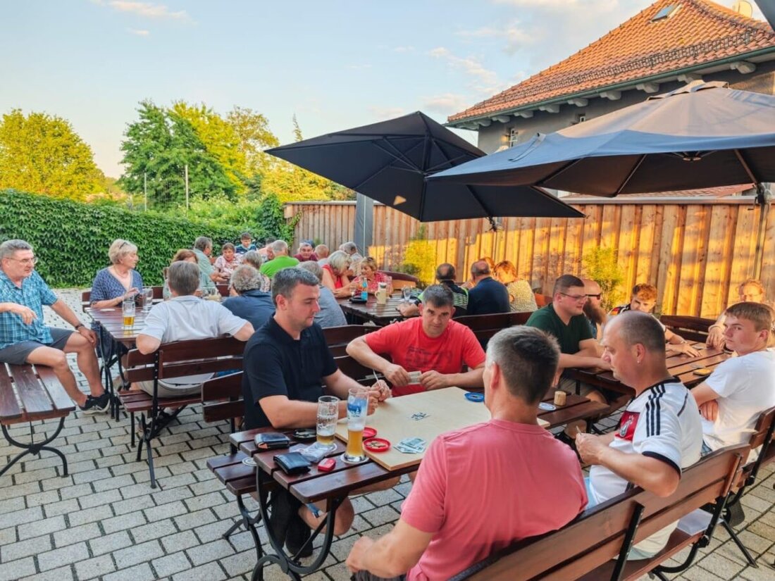 Beidl. Jeden Donnerstag lockt der Radldonnaschda mit gemütlichen Touren ab 17 Uhr vom Feuerwehrhaus. Danach gibt es Brotzeit und Getränke im Kooperatorenhaus-Biergarten, wozu ab 19 Uhr auch Nichtradler willkommen sind.