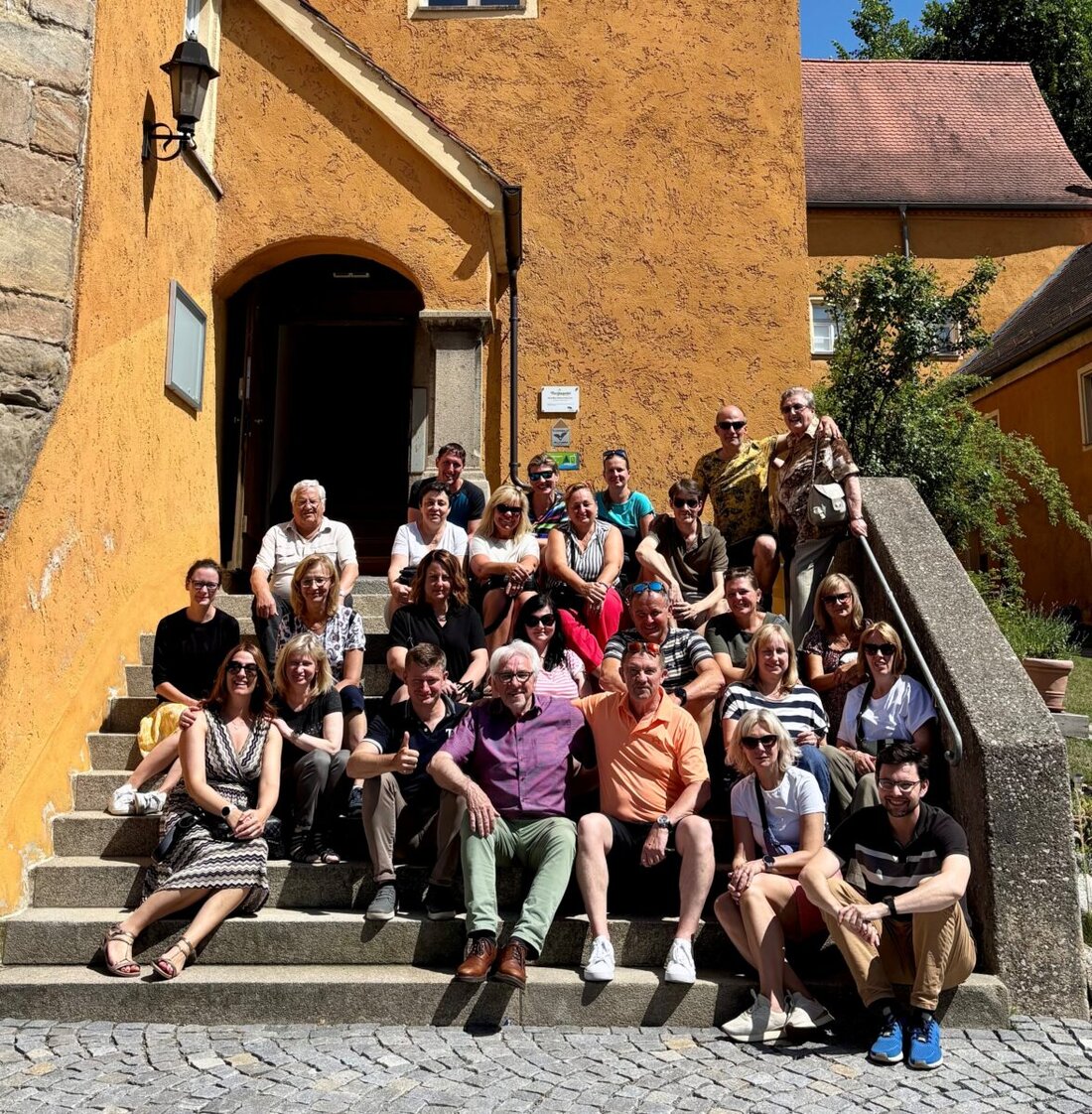 Burglengenfeld. Eine 24-köpfige Delegation aus Radotín besuchte die italienische Nacht und verstärkte die 30-jährige Partnerschaft mit Burglengenfeld durch Kultur und Austausch.