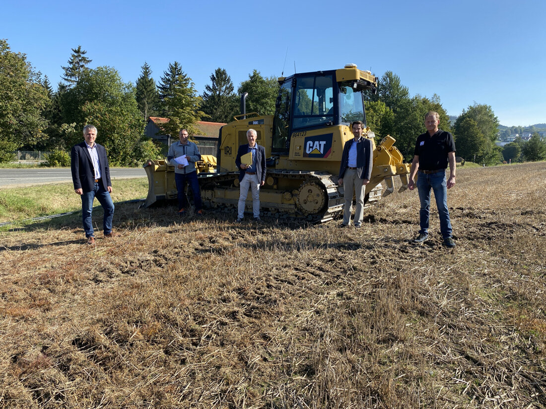 Flossenbürg. Es geht um gerade einmal knappe 350 Meter. An die wird seit Jahren hingearbeitet, jetzt endlich wird gebaut. Radfahrer sollen in Kürze den Anschluss an den Bockl-Radweg finden, ohne [&hellip;]