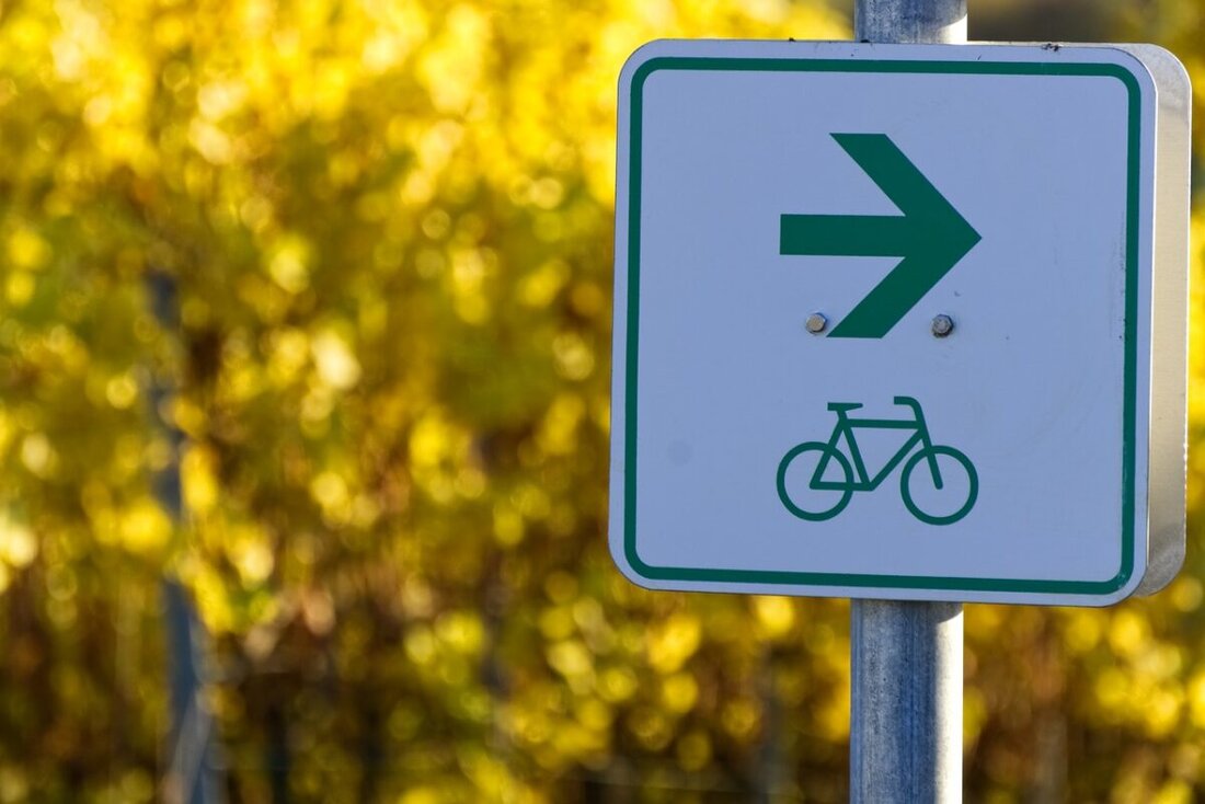 Weiden. Wegen der Erneuerung einer Wasserleitung im Stadtteil Hammerweg sperren die Stadtwerke den Radweg entlang der B22 ab dem 20. Juli für voraussichtlich drei Wochen. Eine Umleitung steht für Radfahrer bereit.