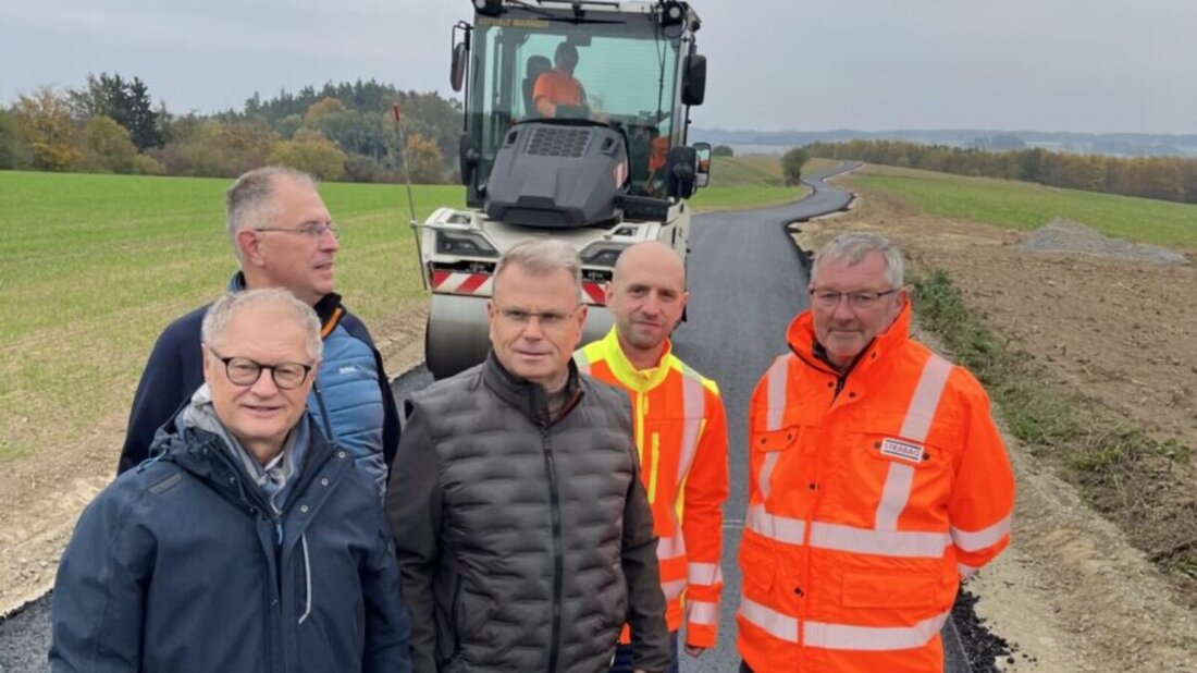 Windischeschenbach. Der Lückenschluss des Radwegs nach Neustadt/WN nimmt Gestalt an. Auf dem 1.200 Meter langen Abschnitt liegt die erste Asphaltschicht, die Fertigstellung rückt näher.