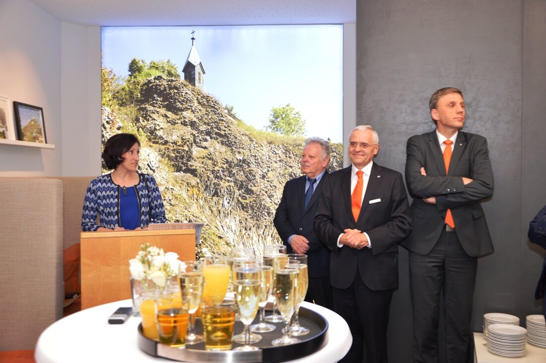 Parkstein. Die neue Geschäftsstelle der Raiffeisenbank in Parkstein kann sich sehen lassen. Von außen kann man kaum erahnen, was sich im Inneren der Bank getan hat. Gestern weihten die Raiffeisen-Chefs [&hellip;]