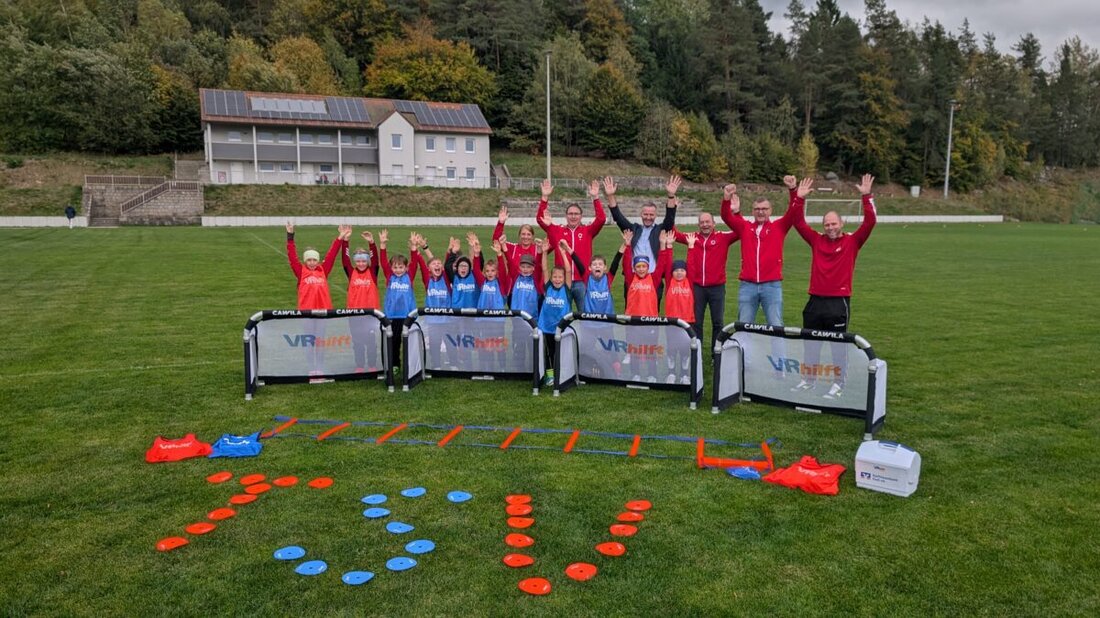 Flossenbürg. Die Raiffeisenbank Floß unterstützt die F-Jugend des TSV Flossenbürg mit vier Minifußballtoren samt Zubehör, die künftig Training und Spiele bereichern. Übergeben von Stefan Solfrank, der Verein bedankt sich.
