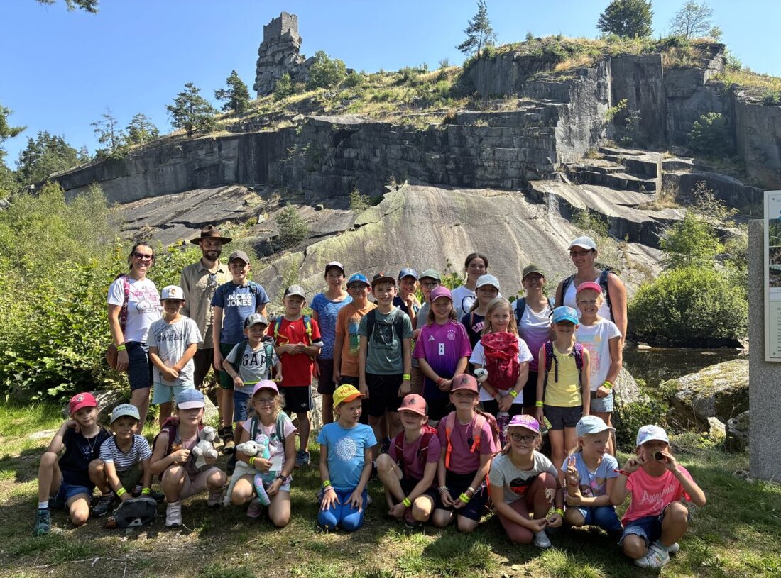 Flossenbürg. Die Raiffeisenbank Floß/Flossenbürg organisierte erfolgreich eine Rangertour rund um die Burgruine Flossenbürg mit Schatzsuche und Brotzeit für den Prima-Giro-Club. Die Kinder erlebten bei idealen Wetterbedingungen ein spannendes Ferienprogramm.