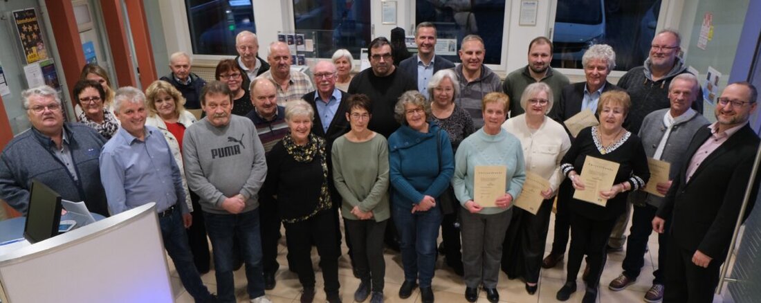 Floß. Die Raiffeisenbank ehrte treue Mitglieder für 30, 40, 50 und 60 Jahre. Vorstand Thomas Stetter hob die Stärke der eigenständigen Genossenschaft hervor und meldete eine Bilanzsumme von über 132 Millionen Euro.