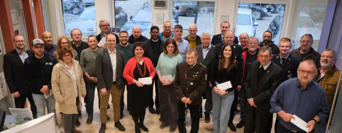 Floß. Die Raiffeisenbank würdigt den Einsatz der örtlichen Vereine, Verbände und Kirchen und verteilt über 14.130 Euro beim Danke-Nachmittag. Vorstand Thomas Stetter lobt das Ehrenamt und ruft die Jugend zum Mitmachen auf.