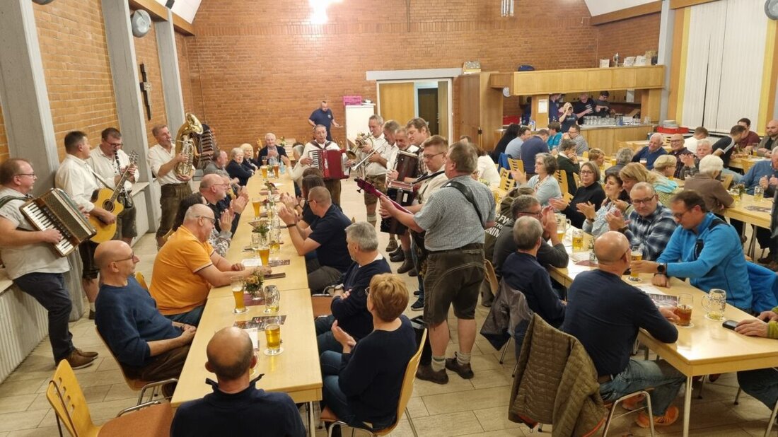 Raigering. Das erste Herbstfest "Schlachtschüssel mit Musik" der "D'Racheringer Panduren" im Pfarrsaal St. Josef war ein voller Erfolg mit kulinarischen Genüssen und Musik.