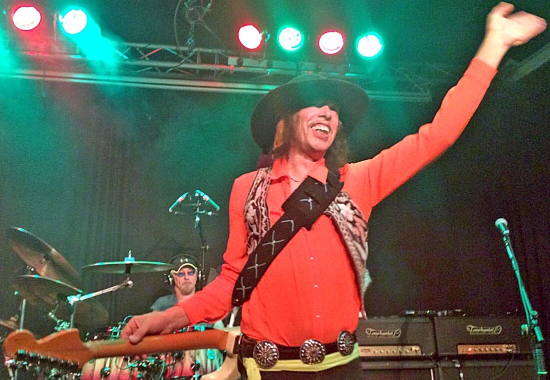 Rothenstadt. „Ist er es?“ „Das kann doch nicht sein?“ – diese Fragen sind am Mittwochabend im Rothenstädter Rockmusikclub „Salute“ des Öfteren zu hören gewesen. Was aber nicht verwunderte: Mit Randy Hansen [&hellip;]