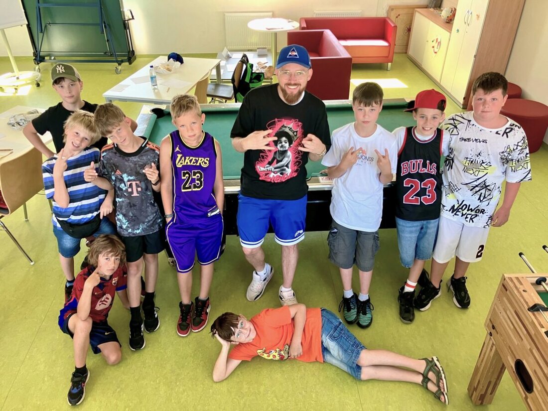 Teublitz. Im Rahmen des Sommerferienprogramms 2025 hieß es für musikbegeisterte Kinder und Jugendliche im Städtedreieck: Beats bauen, Texte schreiben und selber ins Mikro rappen! Der zweitägige Rap-Workshop „Sing’ mit FEEL.ikx – real statt digital“ mit dem regional bekannten Rapper FEEL.ikx machte es möglich.