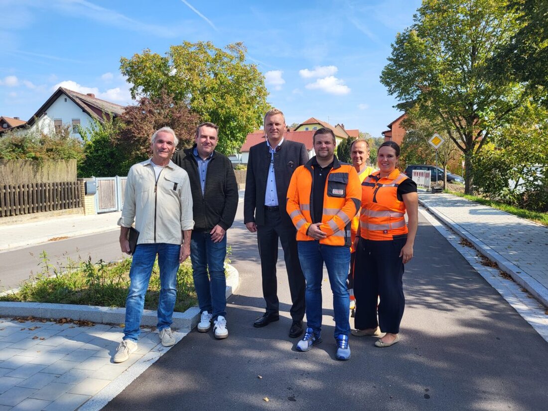 Maxhütte-Haidhof. Die Hauptverkehrsstraße in Rappenbügl wurde nach Arbeiten durch das Bauamt und derori Entwicklungs-GmbH, ausgeführt von Strabag, für 1,6 Millionen Euro fertiggestellt. Neue Gehwege wurden geschaffen und die Straßenbeleuchtung erneuert.