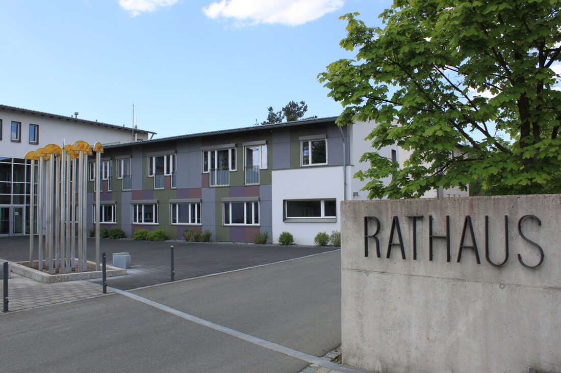 Altenstadt/WN. Ein Schreiben der Gemeinde Altenstadt/WN hat bei vielen Bürgern für Verunsicherung gesorgt. Die Gemeinde schrieb rund 1.200 Grund- und Hauseigentümer wegen Herstellungsbeiträgen für Wasser- und Kanalversorgung an.  Wegen der [&hellip;]