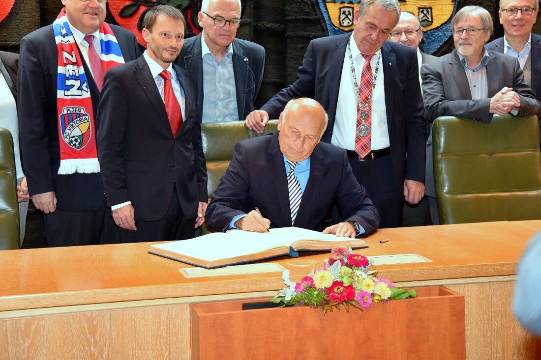 Weiden. Im großen Sitzungssaal des Neuen Rathauses gab die Stadt Weiden einen feierlichen Empfang für den tschechischen Regierungspräsidenten Vaclav Slajs mit seiner Delegation aus Pilsen. Oberbürgermeister Kurt Seggewiß begrüßte im [&hellip;]