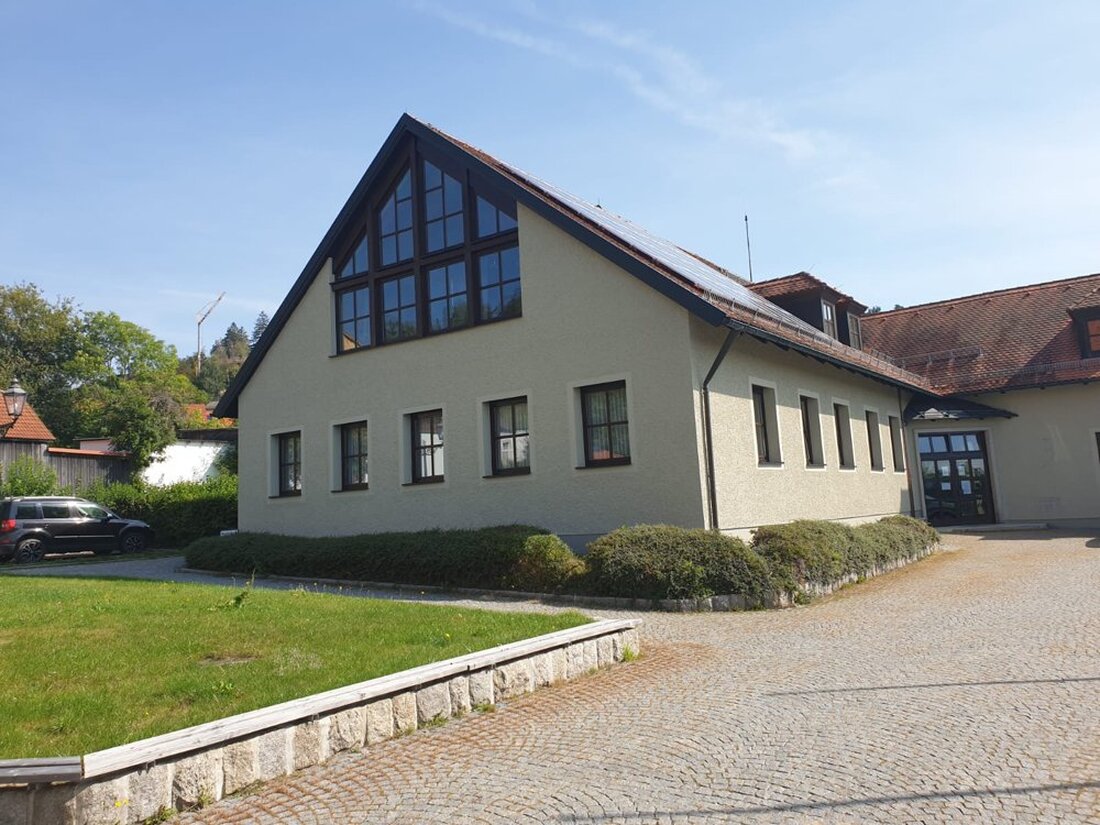 Flossenbürg. Thomas Meiler gefällt er „jeden Tag besser“. Der neue Anstrich des Rathauses. Aus der Opposition im Gemeinderat wird kritisiert, dass man die Farbe nicht mit aussuchen durfte. Der Bürgermeister [&hellip;]