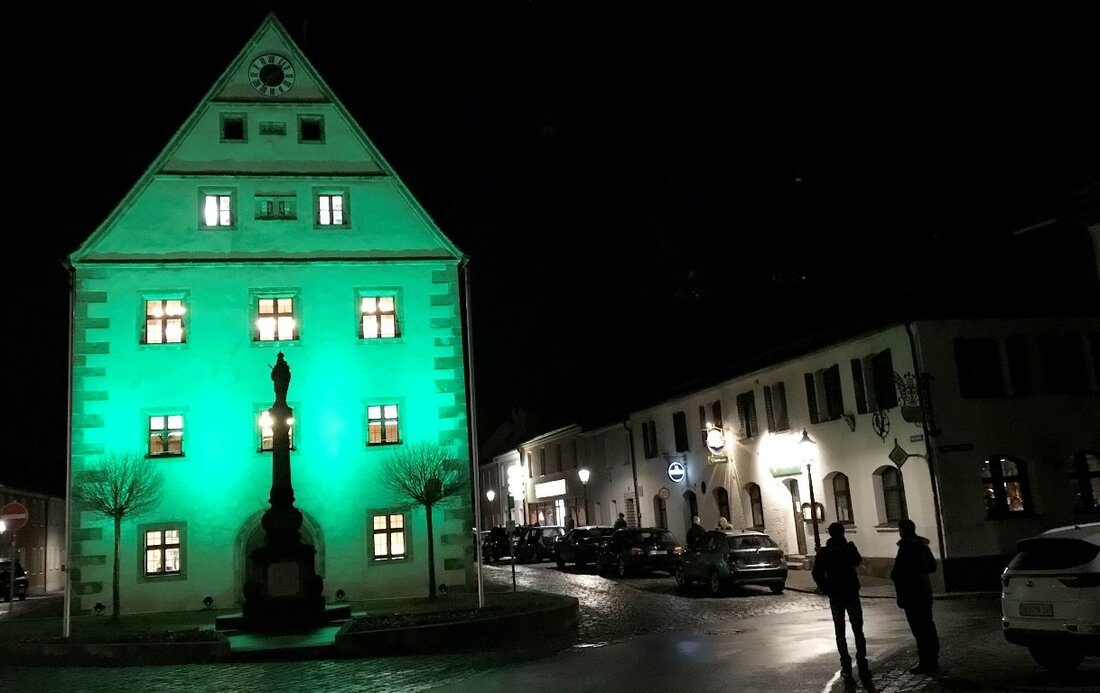 Grafenwöhr. Am Sonntag wird das Grafenwöhrer Rathaus in grünem Licht leuchten. Grund dafür st nicht etwa eine politische Gesinnung, sondern der irische Nationalfeiertag – der „St. Patricks Day“. Das Grafenwöhrer [&hellip;]