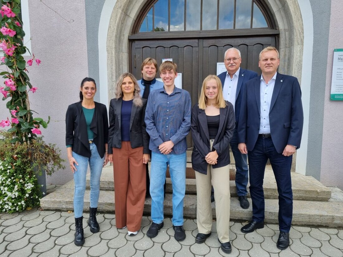 Maxhütte-Haidhof. Die Stadtverwaltung begrüßt drei neue Auszubildende: Julia Weilhammer, Natalia Griny und Jonas Fischer. Bürgermeister Rudolf Seidl freut sich über die Besetzung der Ausbildungsplätze.