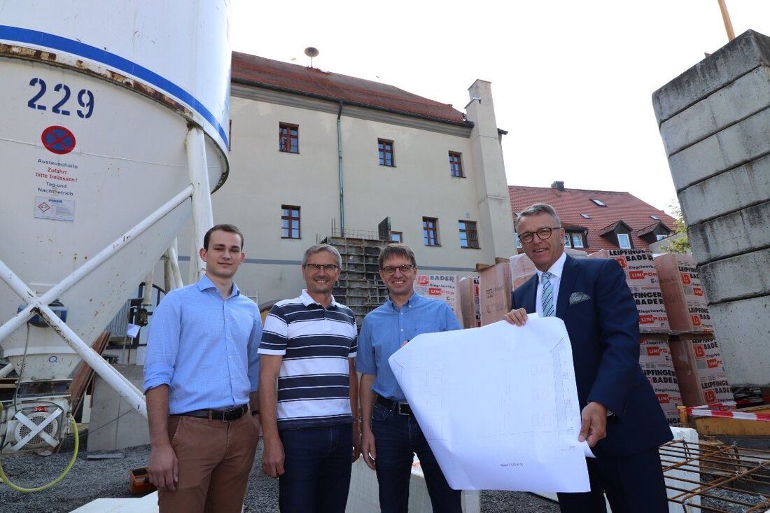 Tirschenreuth. Seit geraumer Zeit prägen Baukrane die Silhouette der Kreisstadt. Nun ragt hinter dem Rathaus ein weiterer in den Himmel. Denn: An der Rückfassade des Gebäudes entsteht ein Anbau, der künftig [&hellip;]