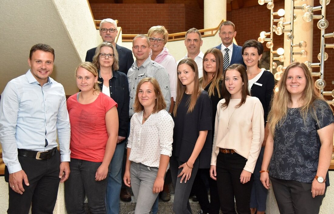 Weiden. Das sind die neuen Auszubildenden bei der Stadt Weiden. Im kleinen Sitzungssaal im Neuen Rathaus haben sich die Azubis offiziell vorgestellt. Bürgermeister Jens Meyer begrüßte sechs junge Frauen und [&hellip;]
