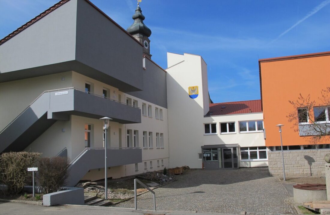 Floß. Vor 50 Jahren wurde das neue Rathaus als Zweckbau mit Verwaltung, Bücherei und Praxis eingeweiht. Modernisiert mit Holzpellets und Treppenlift prägt es bis heute den Rathausplatz als lebendigen Festort.
