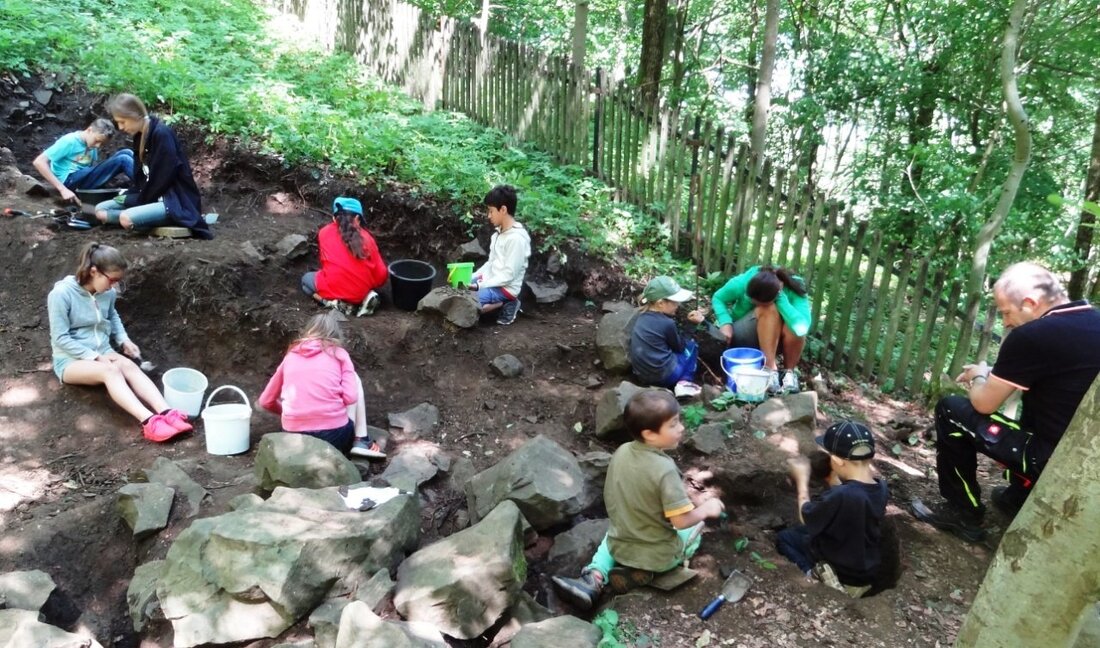 Neustadt/Kulm. Die Grabungen am Rauhen Kulm mit Kindern sind ein Renner im Ferienprogramm der Kulmstadt. Auch heuer waren wieder etwa ein Dutzend Mädchen und Buben zwischen acht und 14 Jahren mit [&hellip;]