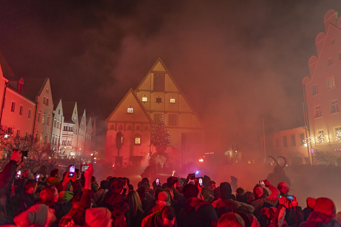 Weiden. Der 5. Rauhnachtslauf rund um das Alte Rathaus lässt am 3. Januar 2026 Tradition leben. Knapp 1.000 Läufer ziehen mit Musik, Rauch und Feuer durch den Oberen und den Unteren Markt; Fotos gibt es am Oberen Markt.