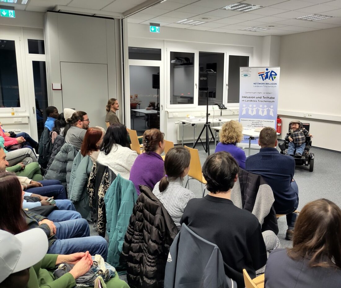 Erbendorf. Aktivist und Autor Raúl Krauthausen las und diskutierte im Aribo Hotel. Zum Abschluss des zehnjährigen Jubiläums des Netzwerks Inklusion Landkreis Tirschenreuth war der Saal fast ausverkauft.