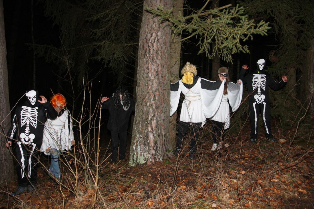 Georgenberg. Bei der Raunacht-Wanderung des Oberpfälzer Waldvereins sorgten gruselige Gestalten für Schaudern unter den ca. 80 Teilnehmern. Teilnehmer aus verschiedenen Orten, inklusive Weiden, genossen das Spektakel mit Grusel-Sound und "Überfällen" im Wald.