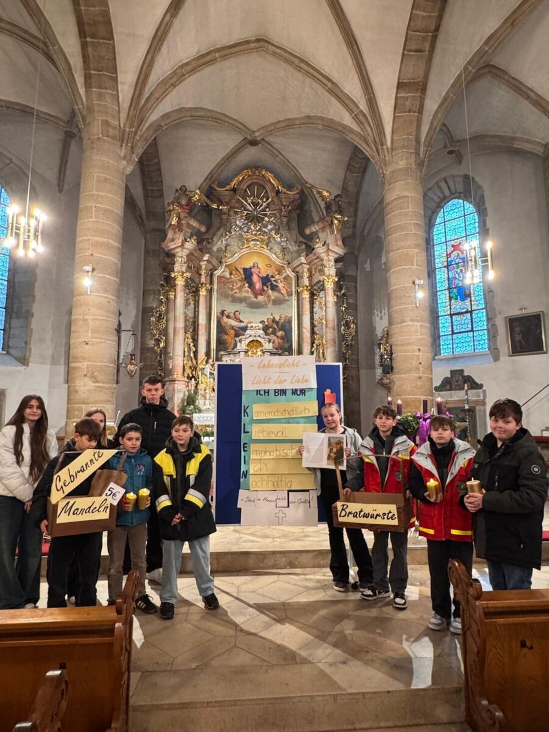 Kemnath. Ein berührender Gottesdienst zeigte am dritten Advent, worauf es ankommt: Mitgefühl, Geduld und Menschlichkeit. Schülerinnen und Schüler gestalteten unter dem Leitwort 'Wahre Größe' Spiel, Musik und Spendenaktion.