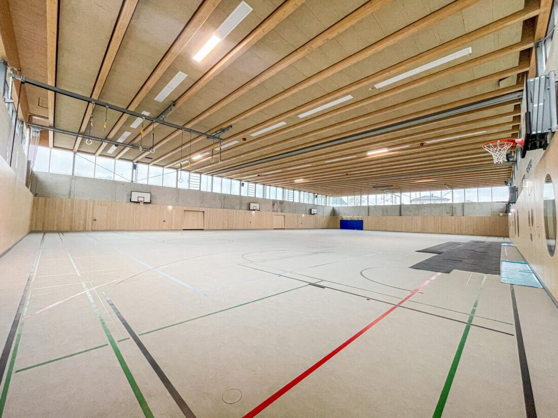 Kemnath. Die Realschule am Tor zur Oberpfalz feiert die Einweihung ihres neuen Schulhauses, ein Projekt mit Kosten von 76 Millionen Euro und Platz für 900 Schüler. Ein Tag der offenen Tür findet am Samstag von 10 bis 14 Uhr statt, um die modern ausgestattete Schule zu präsentieren.