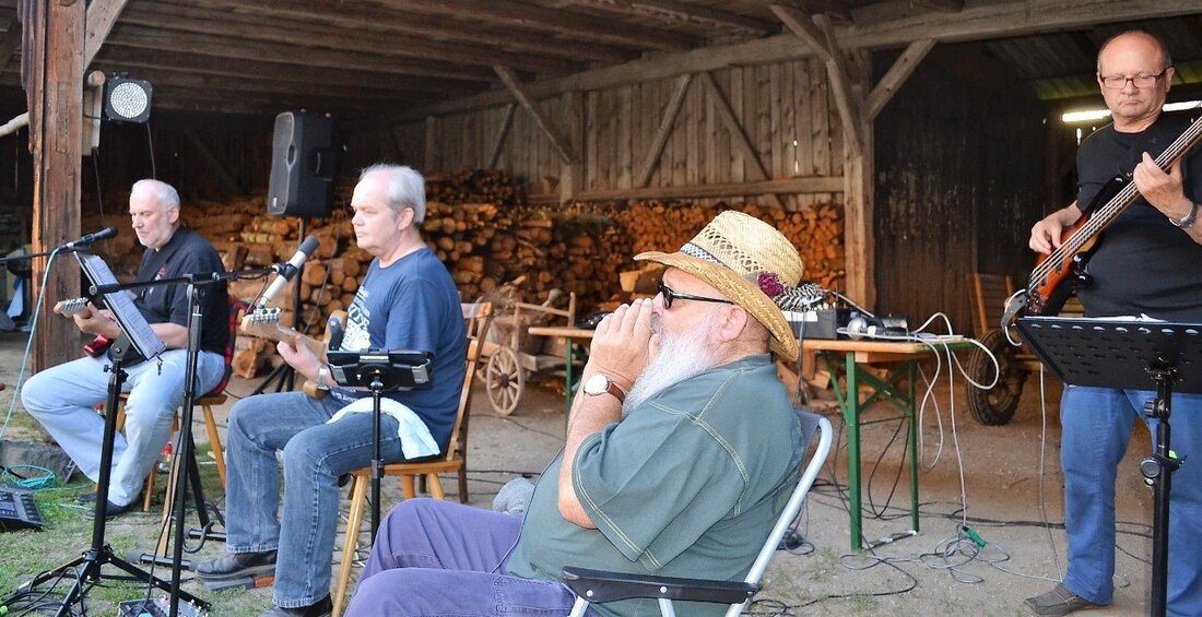 Püchersreuth. Wer die Augen schließt an diesem herrlich lauschigen Abend und ein bisschen vor sich hin träumt, könnte glauben, Joe Cocker himself sei auferstanden. Rauchig, bluesig und erdig klingt die Stimme [&hellip;]