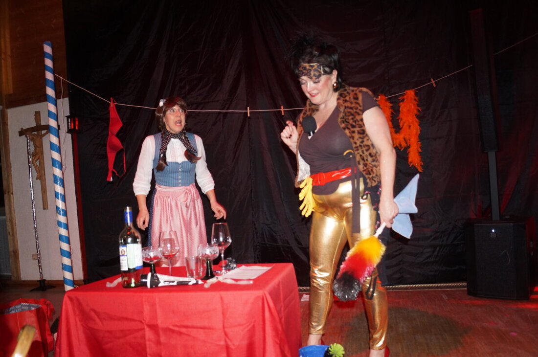 Weihern. Der Weiberfasching im Dorfheim verwandelte sich in eine glitzernde Reeperbahn-Party mit voller Tanzfläche, Travestie und Pole-Dance. Gäste aus Pfreimd, Gleiritsch, Vohenstrauß und Weiden feierten bis Mitternacht.