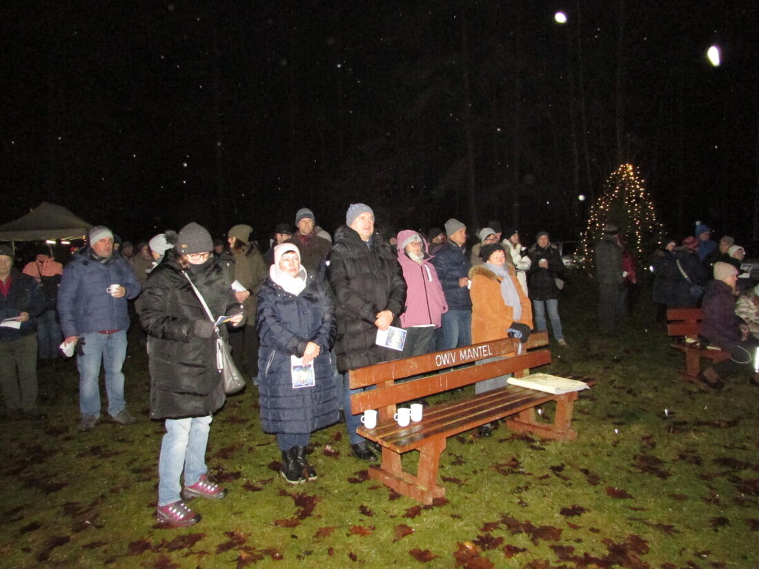 Mantel. Trotz Regens war die vom OWV organisierte Waldweihnacht am Marktplatz gut besucht, begleitet von musikalischen Darbietungen und einer ökumenischen Andacht. Besinnliche Beiträge und Posaunenmusik umrahmten das Event, das trotz fehlendem Schnee mit Gottesdienst, Gebeten und Liedern eine besondere Stimmung schuf.