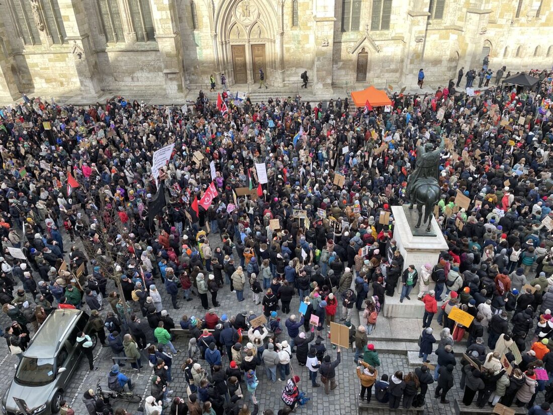 Regensburg. Angemeldet war für eine kleine vierstellige Zahl, am Ende waren es nach Angaben des Veranstalters 20.000. So viele Menschen folgten dem Aufruf der "Initiative gegen Rechts Regensburg" (IgR) und demonstrierten am Sonntag "gegen die Normalisierung rechter und extrem rechter Politik".